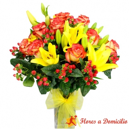 Florero de 12 Rosas Circus + Liliums Amarillos + Hipéricos