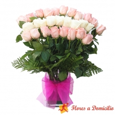 Florero de 30 rosas mix blancas y rosadas en abanico
