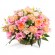 Cesta de flores mediana con Lisianthus rosados y rosas color damasco más Hipéricos