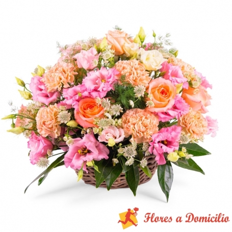 Cesta de flores mediana con Lisianthus rosados y rosas color damasco más Hipéricos