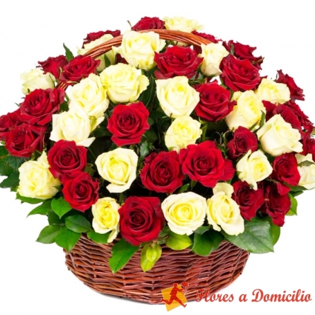 Canastillo Grande redondo con 50 Rosas Blancas y Rojas