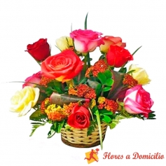 Canastillo Pequeño Con 12 Rosas y Flores mix
