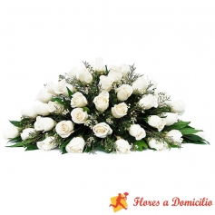 Ovalo para Condolencias de 30 rosas blancas