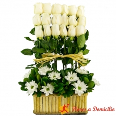 Canastillo para condolencias con 18 rosas blancas en formación