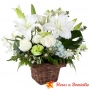 Canastillo de Condolencias Pequeño con Liliums y Rosas blancas
