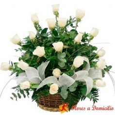 Canastillo Mediano para Condolencias con 24 rosas blancas
