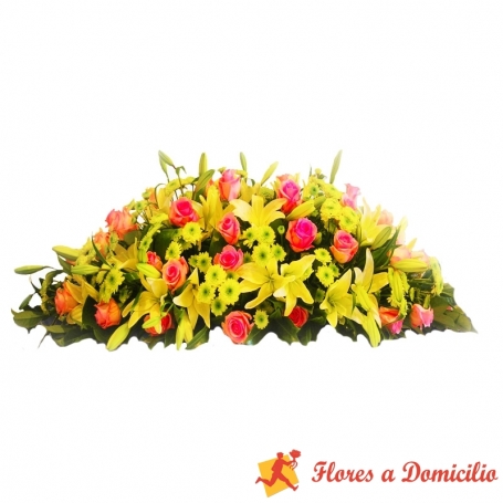 Arreglo de floral para condolencias en forma de ovalo con 40 rosas rosadas y 20 varas de Liliums Amarillos