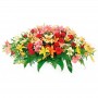 Arreglo de floral para condolencias en forma de ovalo con 24 rosas rojas y 20 varas de Liliums multicolores