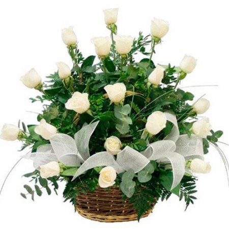 Canastillo Mediano para Condolencias con 24 rosas blancas