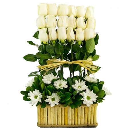 Canastillo para condolencias con 18 rosas blancas en formación